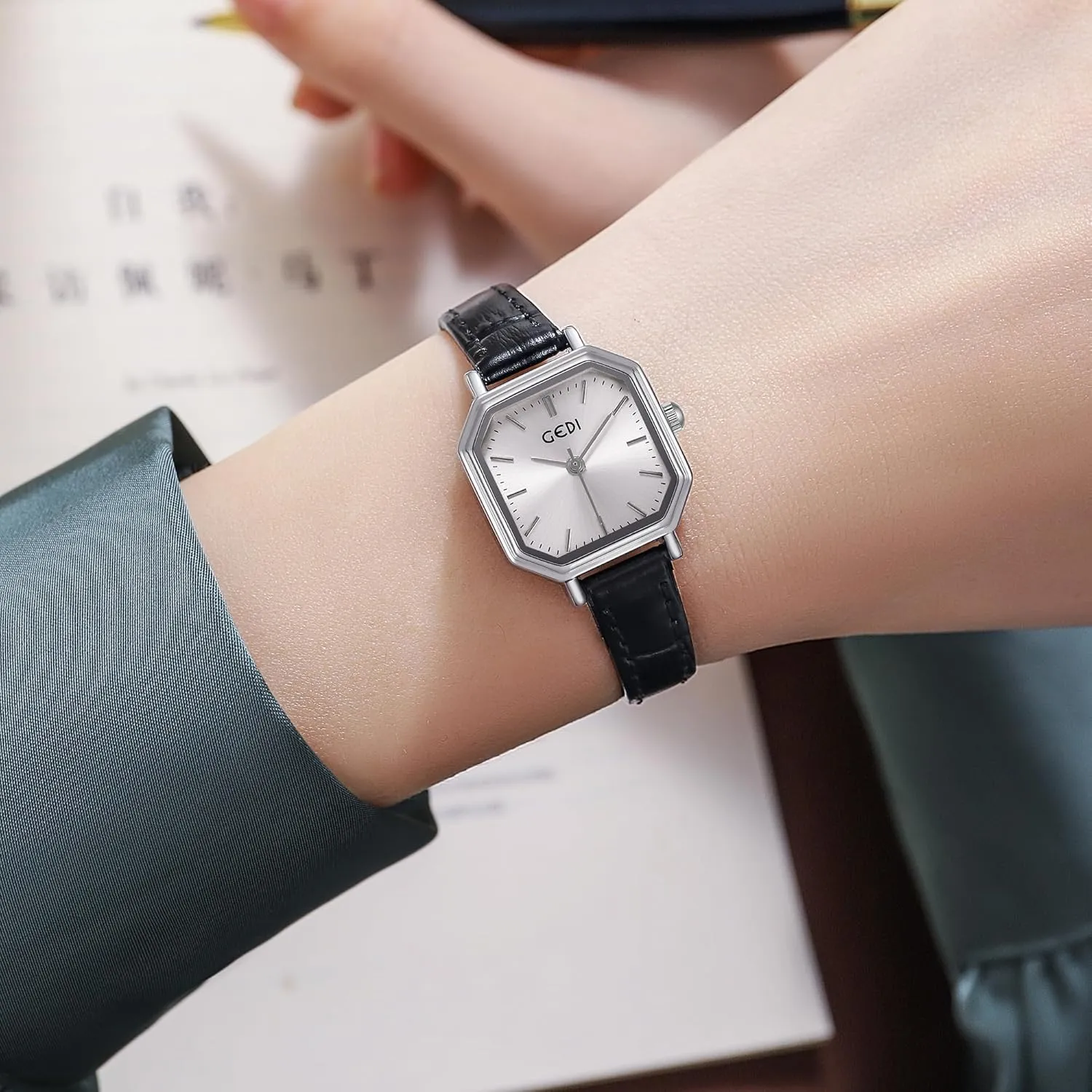 Bracelet Watches FANMIS Women Vintage Square Watches Updated Luxury Ladies Quartz Wrist Watches Stainless Steel Band Women Waterproof mix illustration processor pont sash Small Gold Watch Luxury Dress Fashion 
