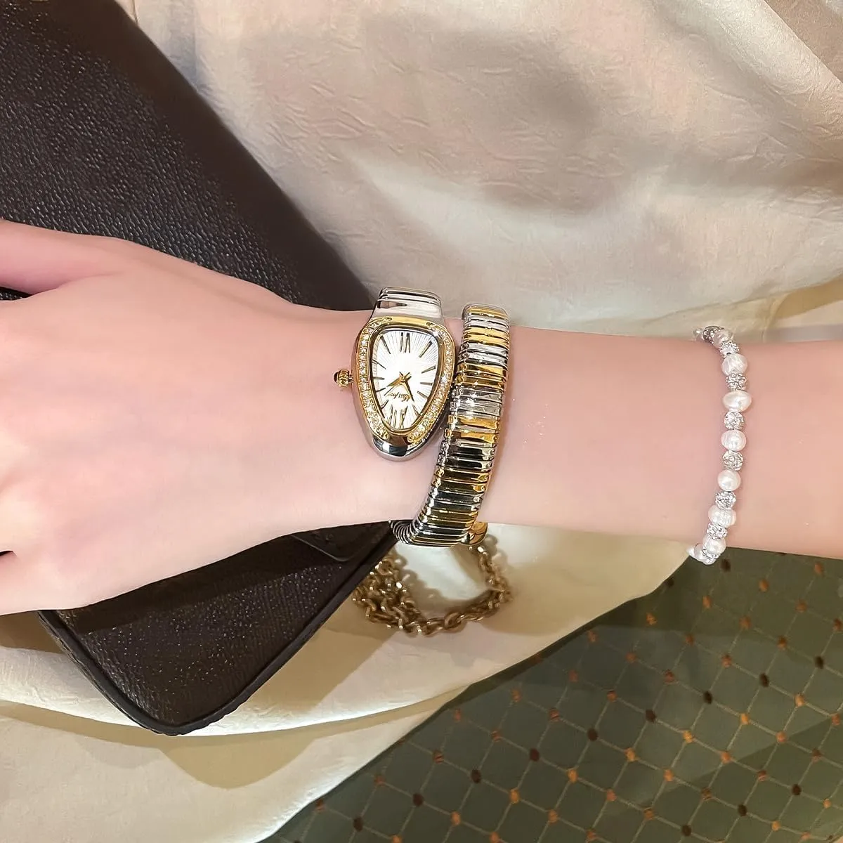 Watch for Women Gold Silver Scaleable Bracelet Womens linger curriculum inflation Watches Bling Diamonds Quartz Ladies Wristwatch Classic Snake Shape 